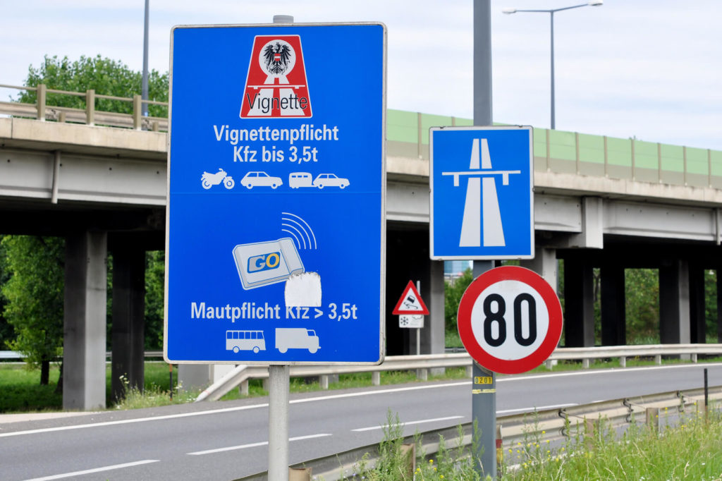 Hinweisschild zur Vignettenpflicht für Kfz bis 3,5 t an einer österreichischen Autobahn.